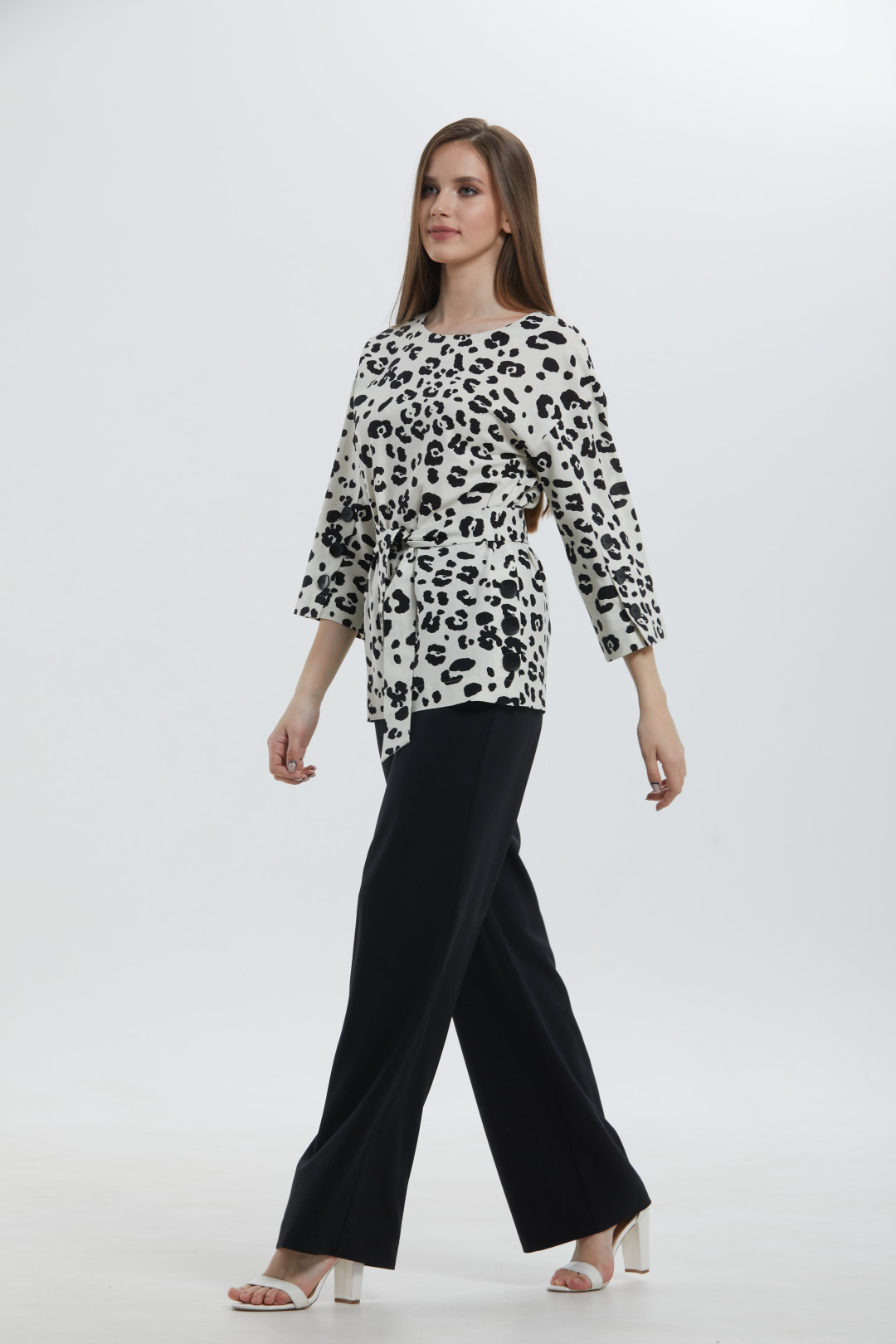 Костюм AlaniCollection 1700 блуза черно-белая «Леопард», брюки черные