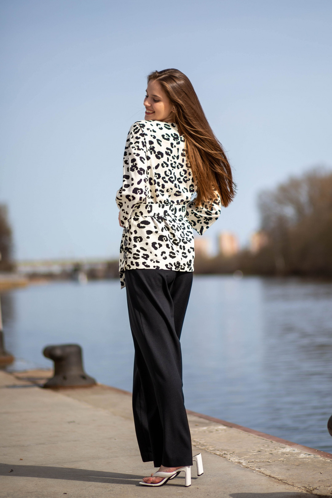 Костюм AlaniCollection 1700 блуза черно-белая «Леопард», брюки черные