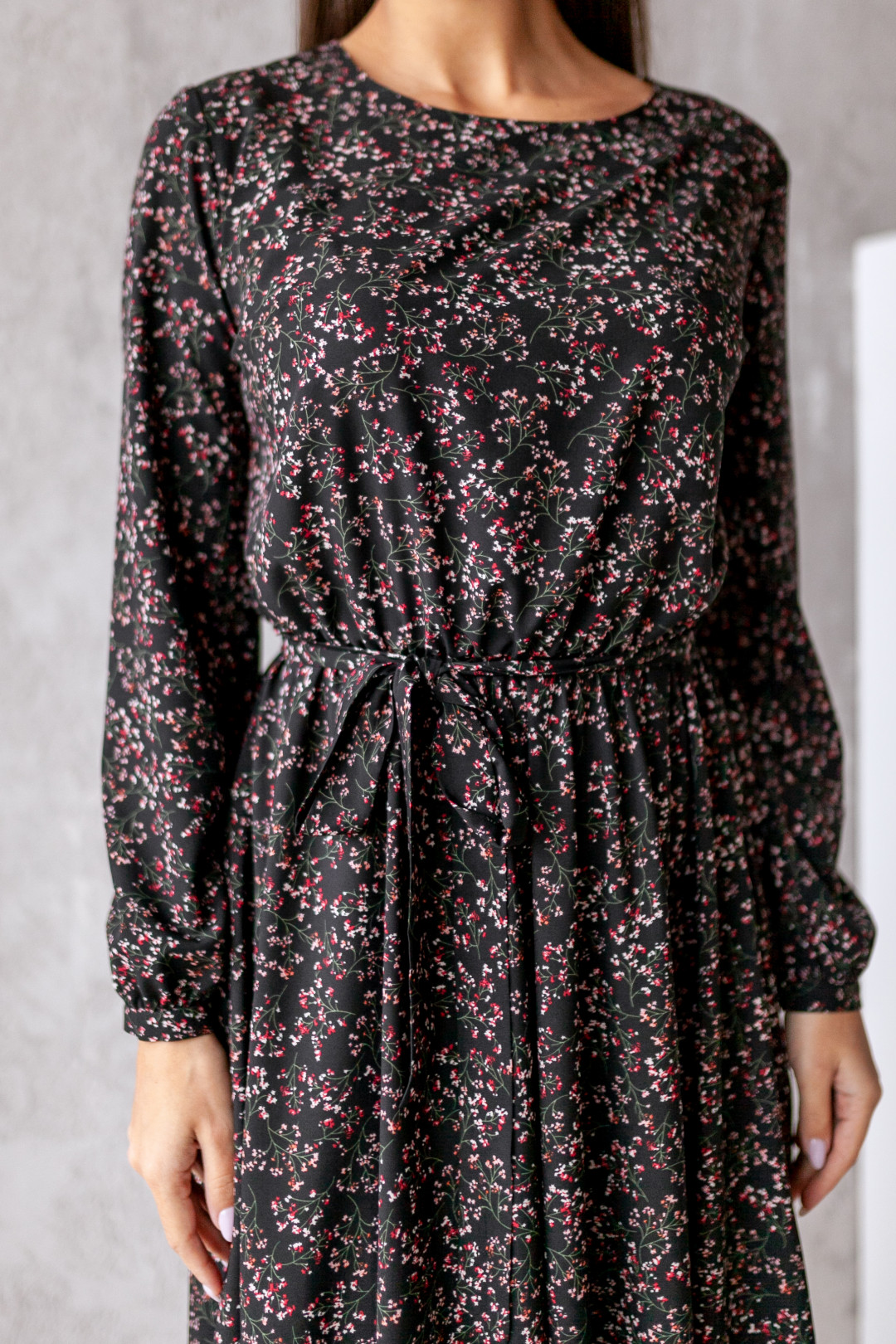 Платье KRASA 185-21 черный в розовые цветы