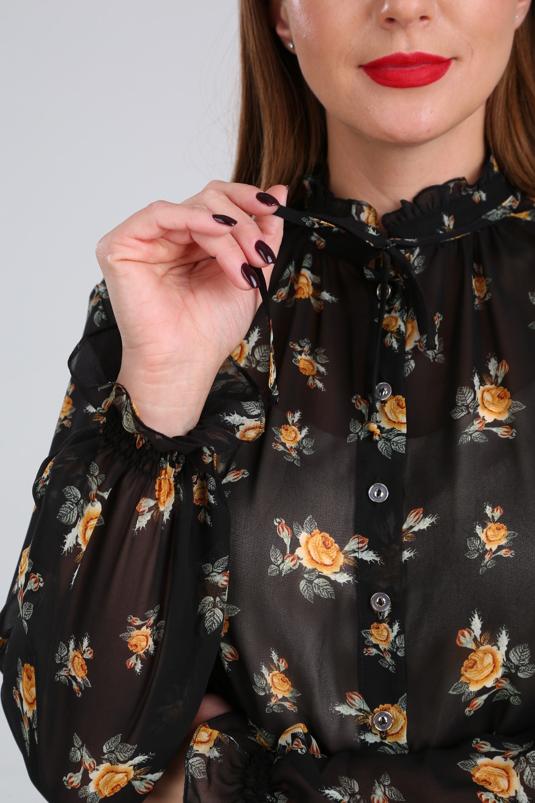 Блузка LadyLine 503 черная в цветы