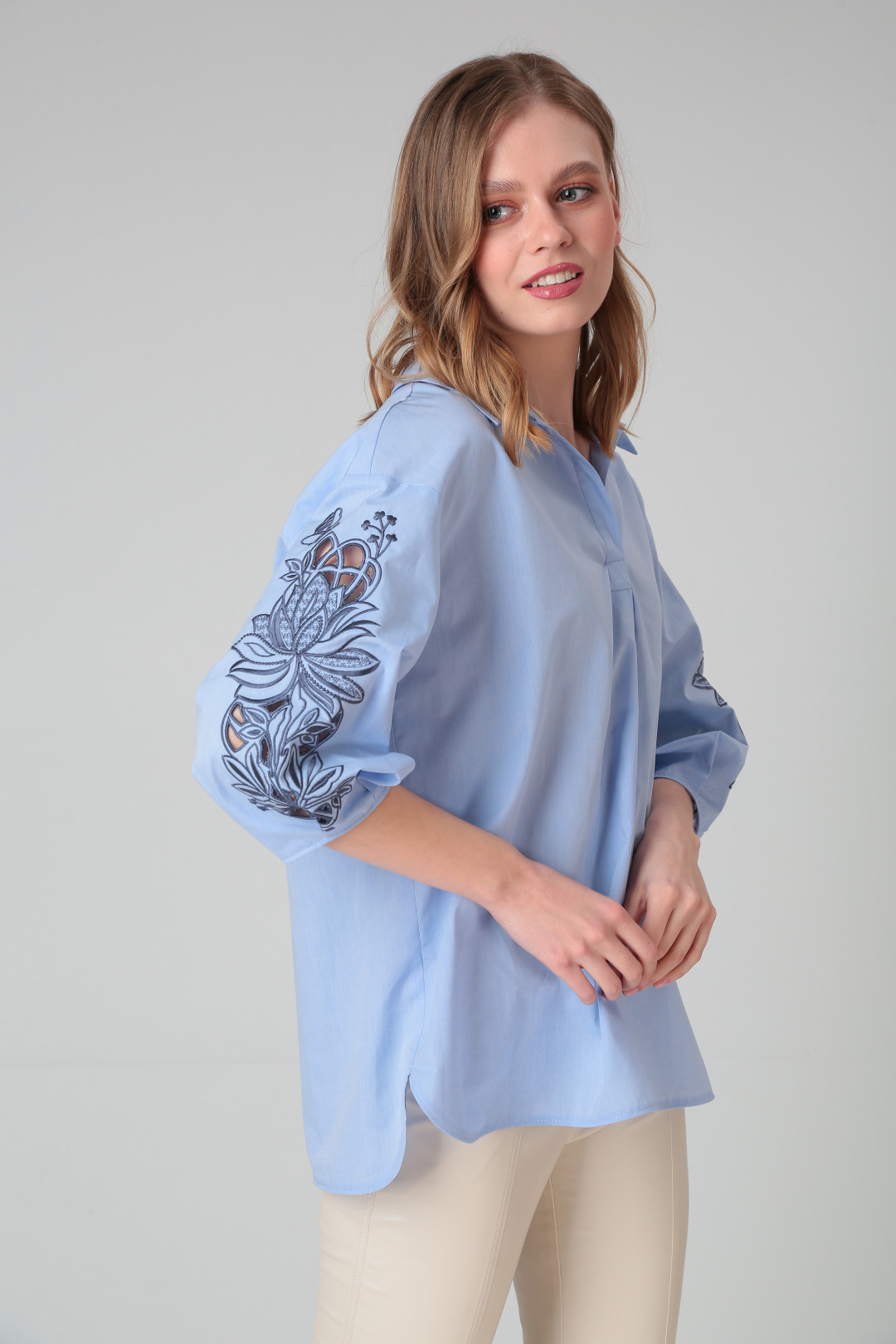 Блузка SandyNa 130431В голубой с вышивкой